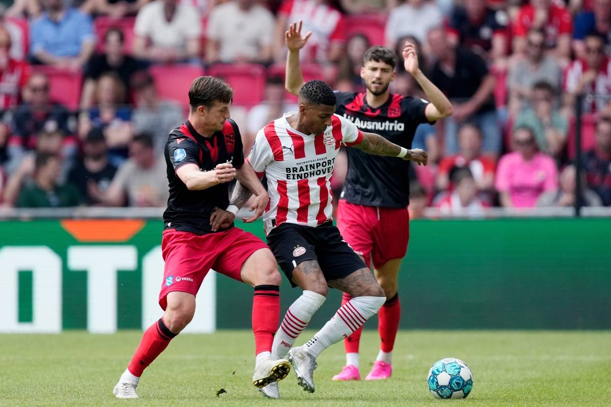 赛后接受采 赛后接受采