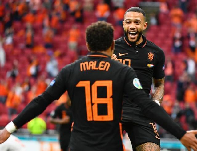 足球场外的 足球场外的